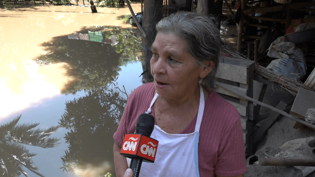 Habitantes de El Salvador acuden con horror a los destrozos que dejó Julia a su paso