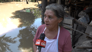 Habitantes en el Salvador ven con horror los daños que dejó Julia a su paso