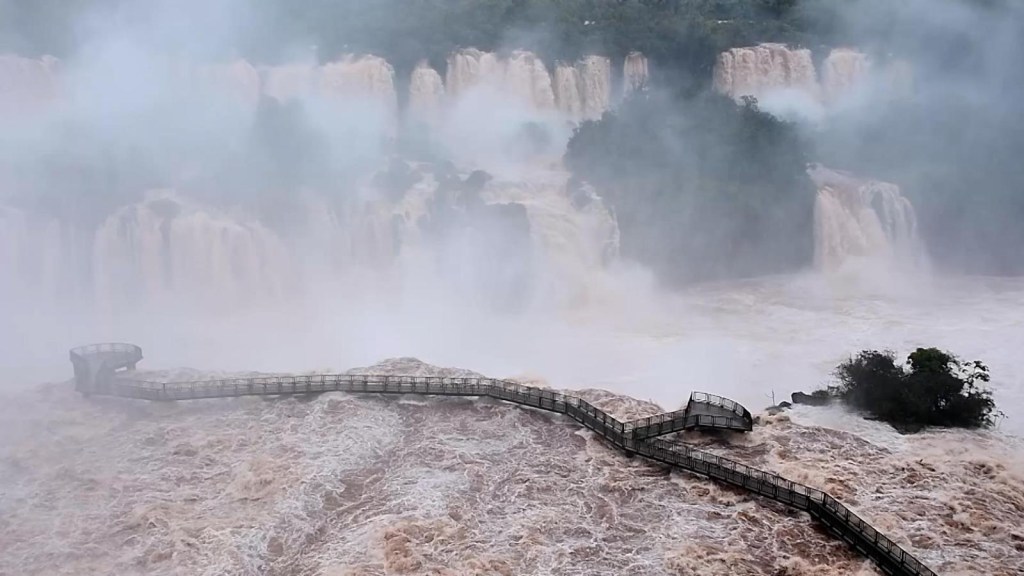 See the overwhelming rise of the water in the Iguazú Falls Park