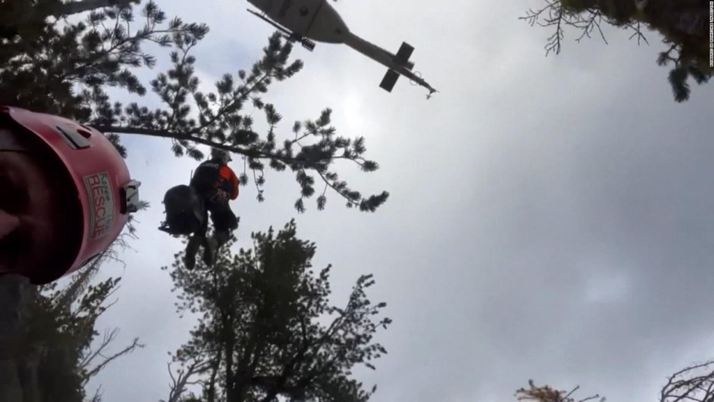 Mira el espectacular rescate aéreo de un excursionista atrapado bajo una roca gigante