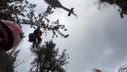 Mira el espectacular rescate aéreo de un excursionista atrapado bajo una roca gigante