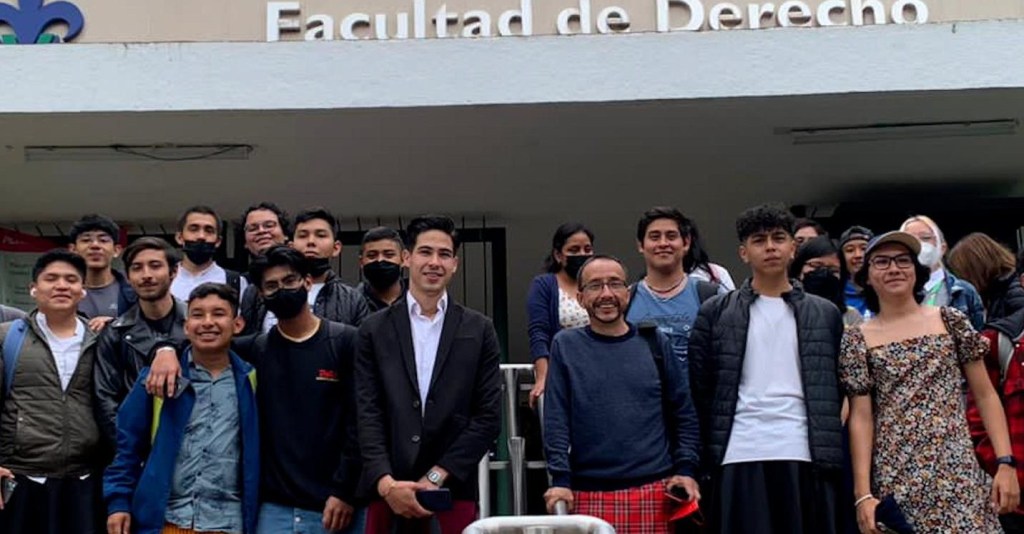 Profesor mexicano impulsó campaña viral para que alumnos usaran falda