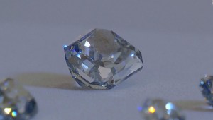 Subastan raros diamantes azules por casi US$ 70 millones
