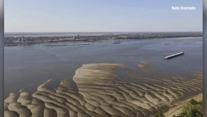 Bajos niveles del río Mississippi permiten caminar donde suele haber agua