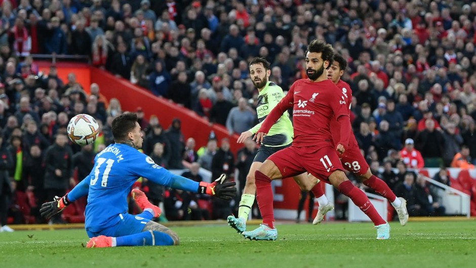 Mohamed Salah, del Liverpool, tras realizar el tiro que terminó un gol.