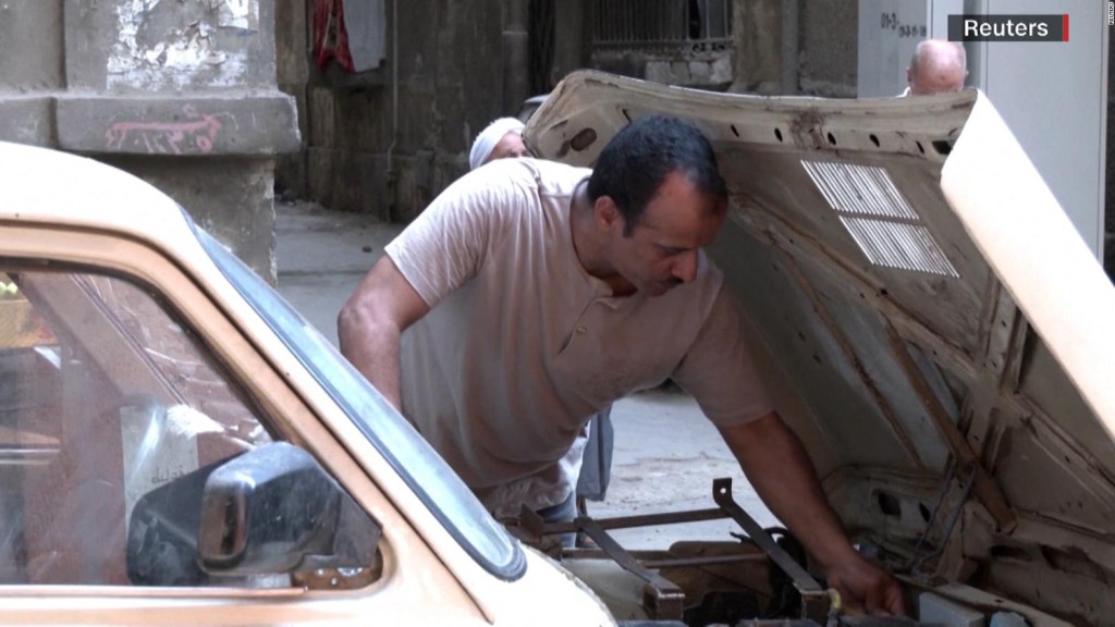 Este hombre convirtió su auto tradicional en uno eléctrico