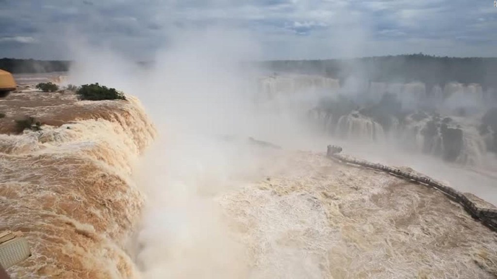 Así se ven las inundaciones en las Cataratas del Iguazú desde adentro