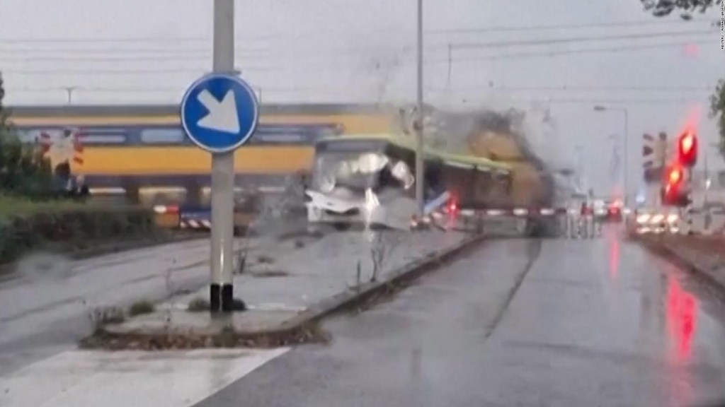 This is how a train crashed into a parked bus