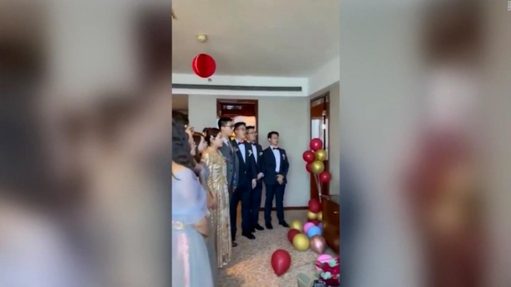 Bride and groom interrupt their wedding to sing the Chinese national anthem