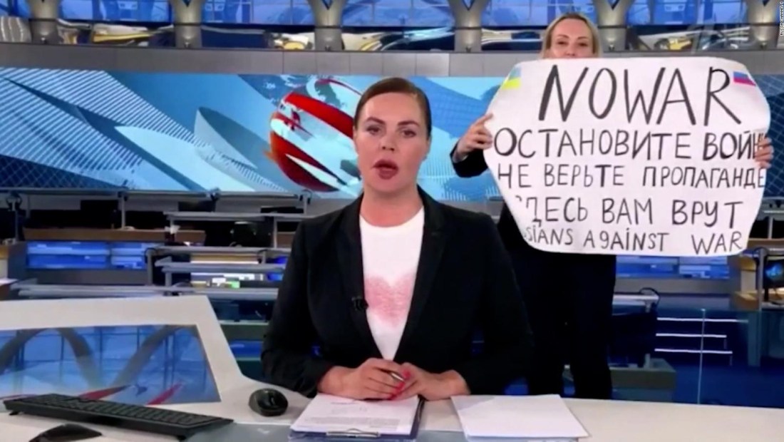 Así está la periodista que protestó contra la guerra en televisión rusa