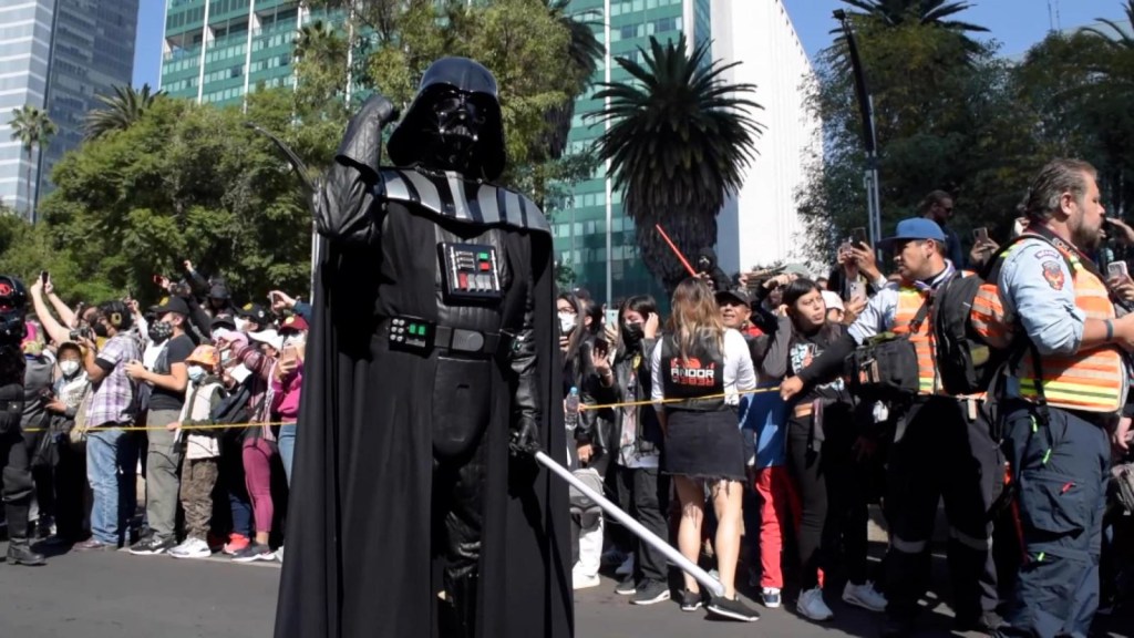 Impresionante marcha imperial de seguidores de Star Wars en México