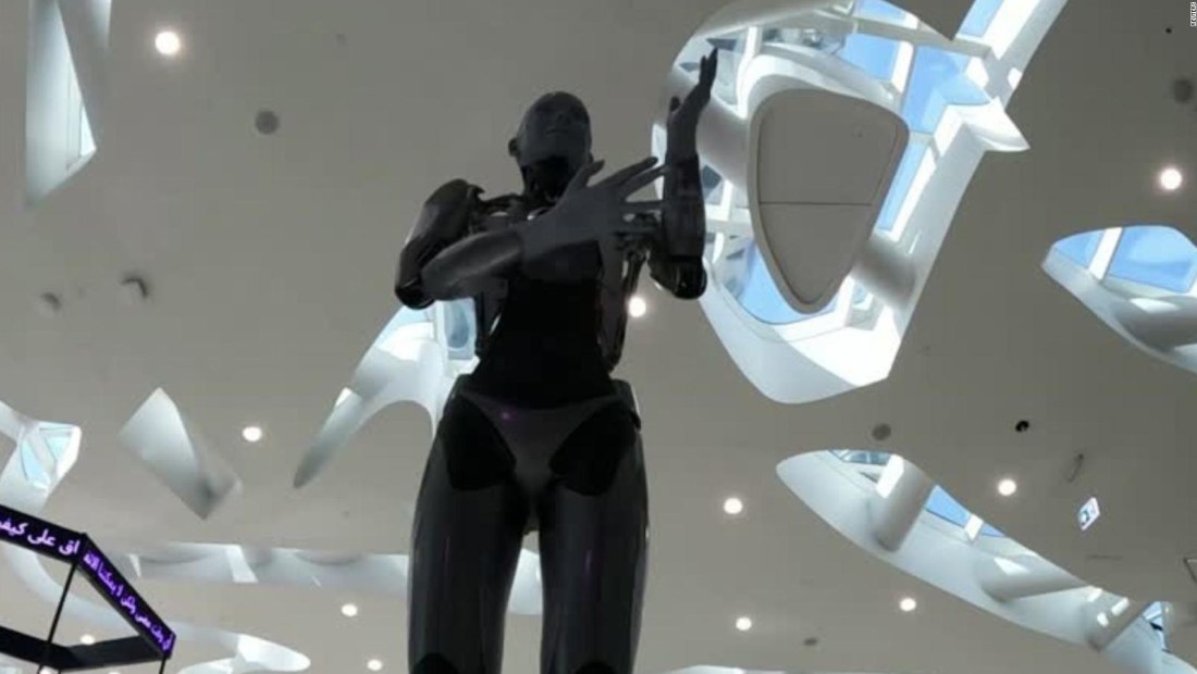 De película: robot humanoide recibe a los visitantes de un museo en Dubai