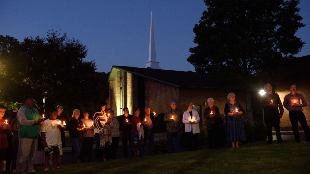 Personas en duelo se reúnen en la Iglesia Bautista Beacon para una vigilia el sábado después de que cinco personas fueran asesinadas a disparos en Raleigh.