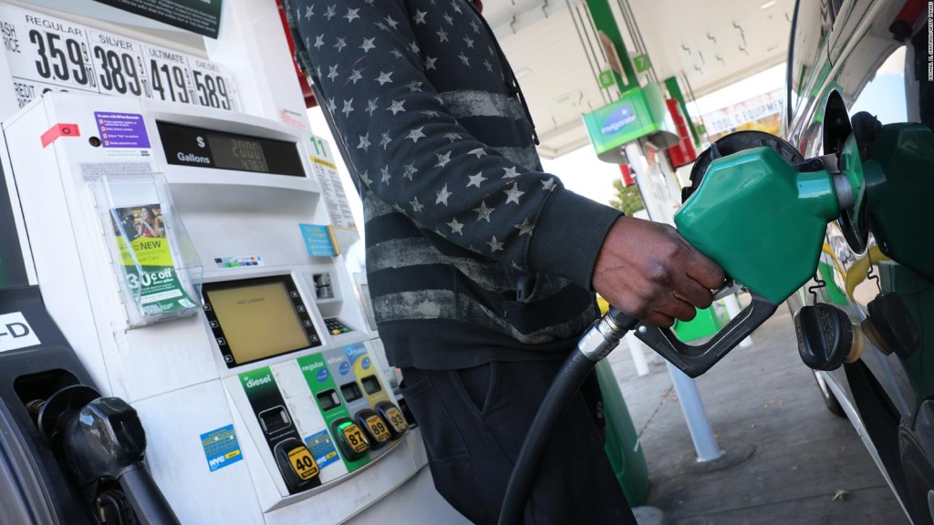 En EE.UU., el precio promedio de la gasolina comienza a bajar