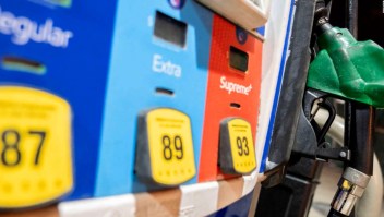 5 cosas: los precios de la gasolina continúan bajando en EE.UU.