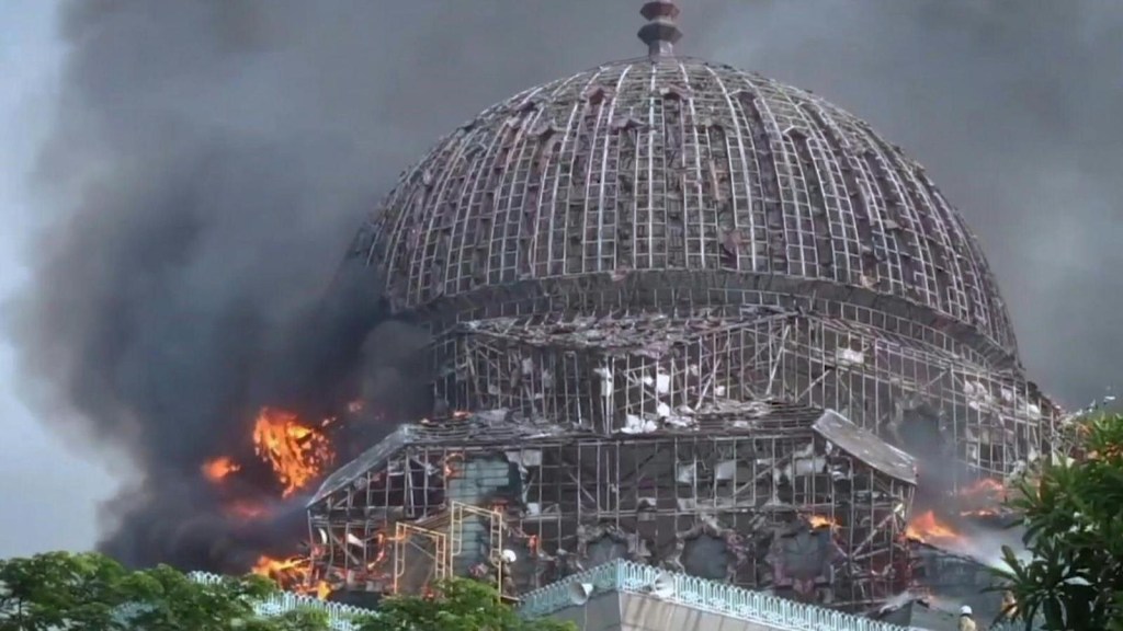 Impactante derrumbe de la cúpula de una mezquita en Indonesia