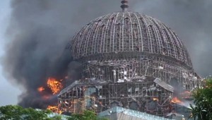 Impactante derrumbe de la cúpula de una mezquita en Indonesia