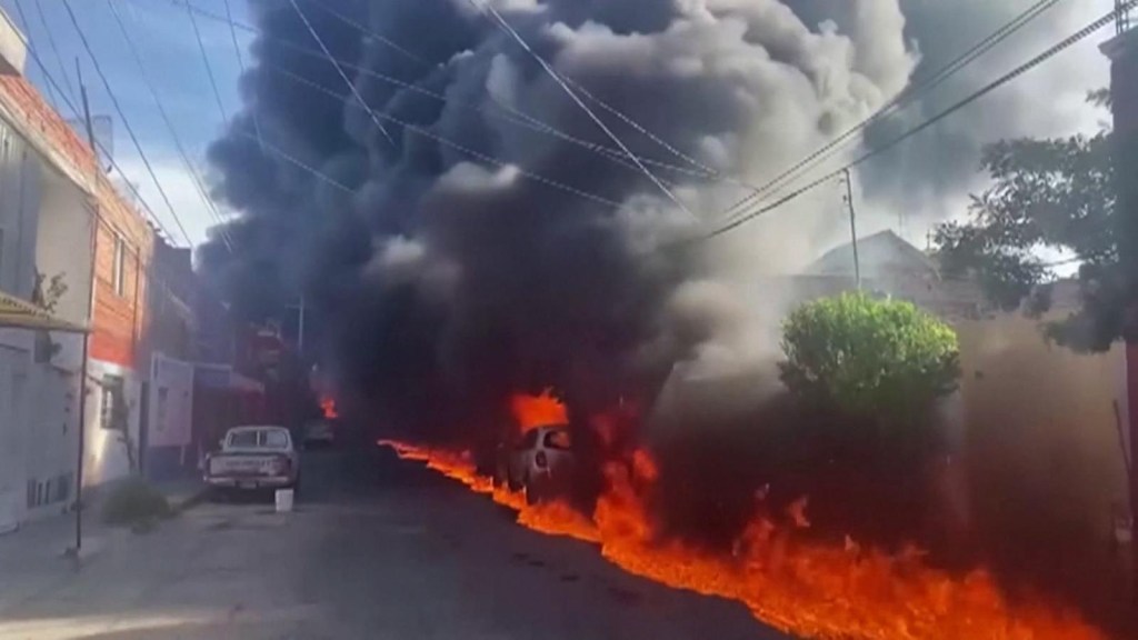México:1.500 evacuados tras explosión de camión cisterna