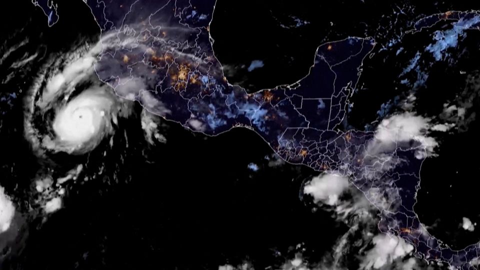 El huracán Roslyn toca tierra cerca de Santa Cruz, México y es de categoría 3