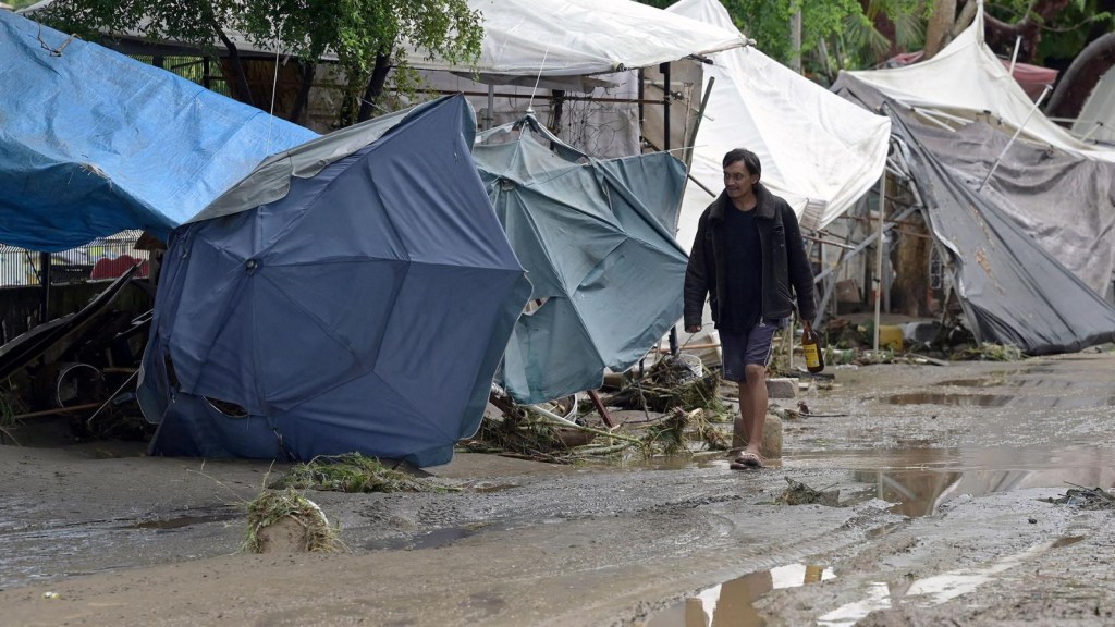 Huracán Roslyn causa la muerte a dos personas en México