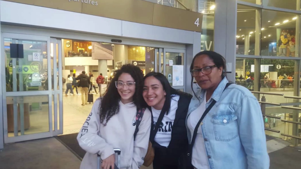 Madre ruega ayuda para localizar a sus hijas que migraron de Venezuela a los EE.UU.