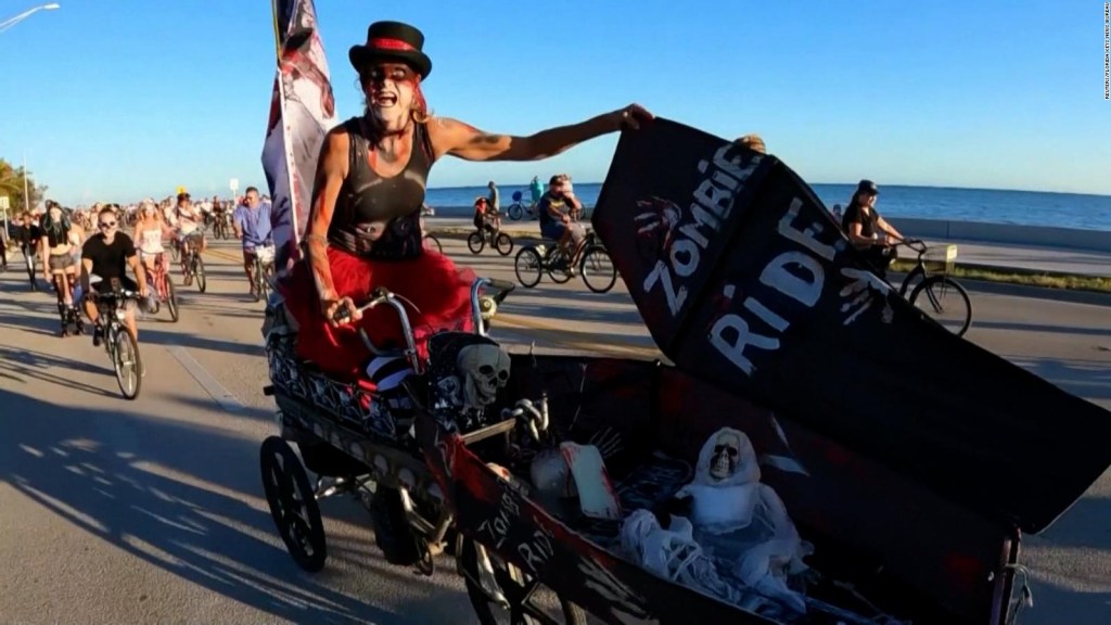 Así zombies en bicicleta invaden Florida en vísperas de Halloween
