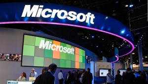 Microsoft registró una caída de dos dígitos en sus ganancias