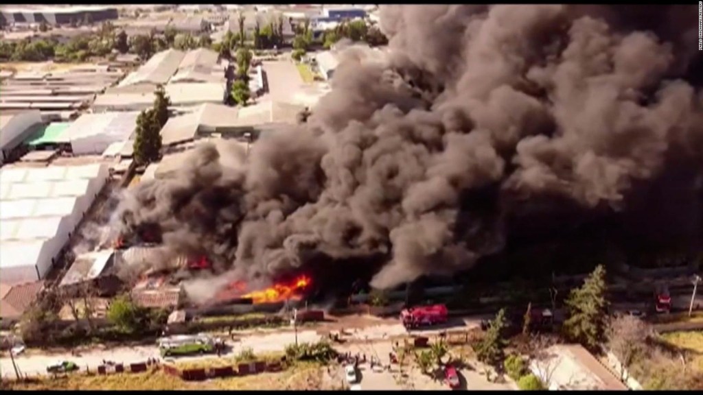 Impressive plastic factory fire in Chile, from the sky