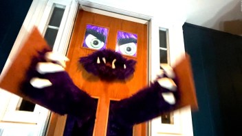 Esta aterradora puerta no permitirá que los niños se acerquen en Halloween