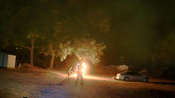 Mochila de motociclista se incendia tras descarga eléctrica