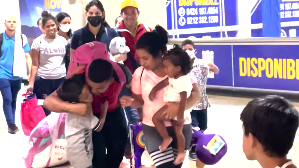 Inmigrantes venezolanos regresan a casa frustrados y renunciando al país americano