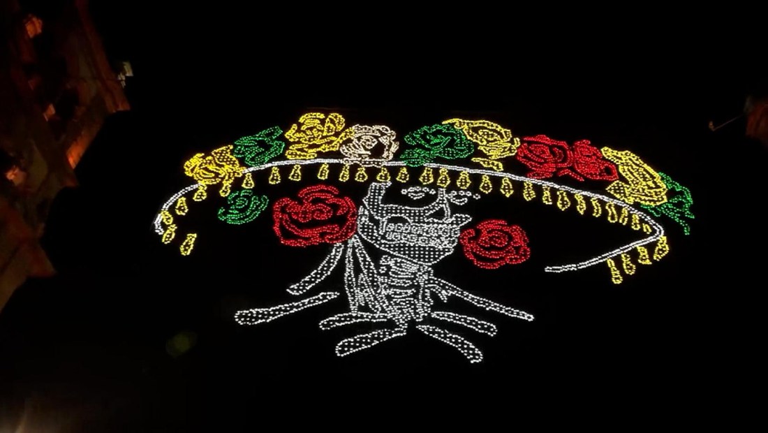 Ciudad de México se ilumina con temática del Día de Muertos