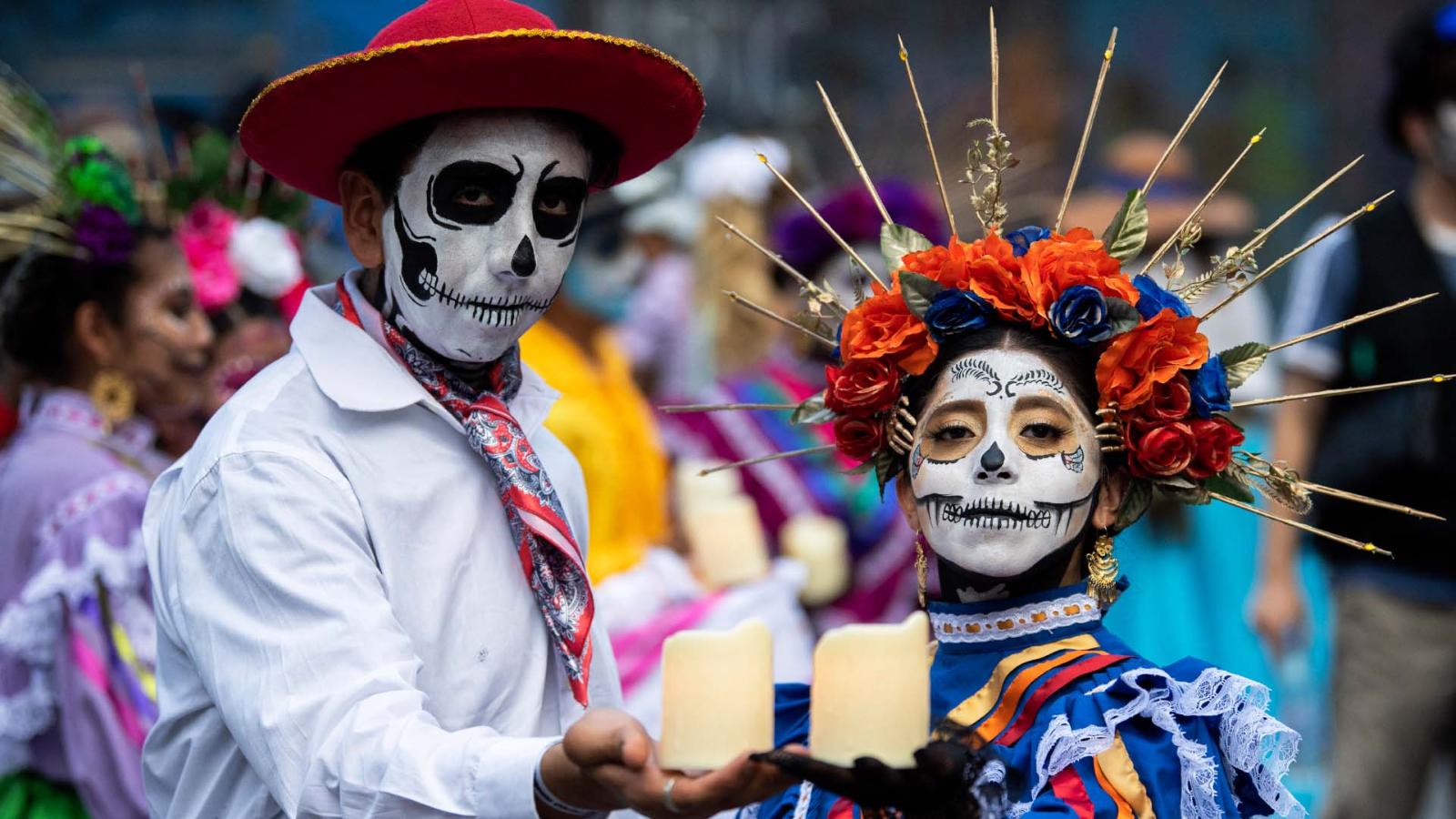 Miles De Turistas Visitan CDMX Para Desfile De Día De Muertos | Video