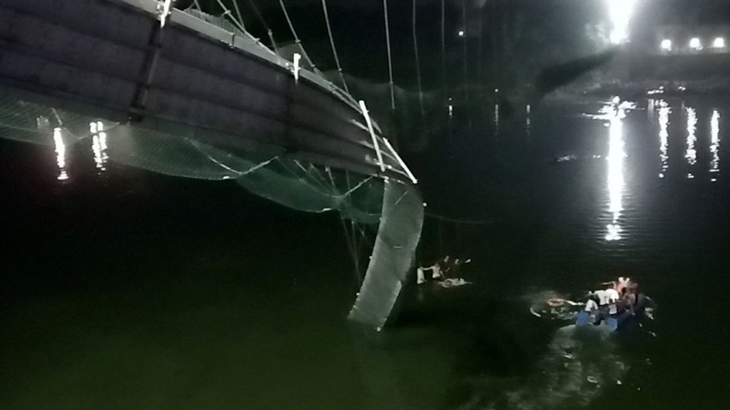 Imagen que muestra una parte dañada del puente colgante de Morbi.