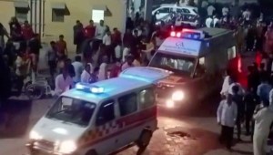 Ambulancias llegan a un hospital tras el derrumbe del puente colgante en Morbi.