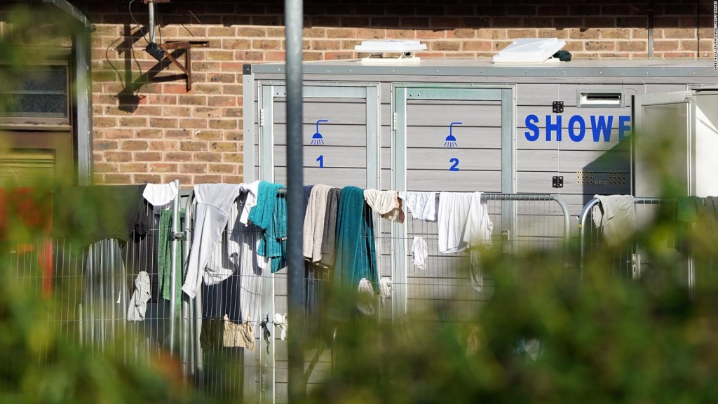 Denuncian condiciones inhumanas en centro para migrantes del Reino Unido
