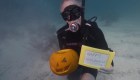 Mira el concurso submarino de tallado de calabazas por Halloween