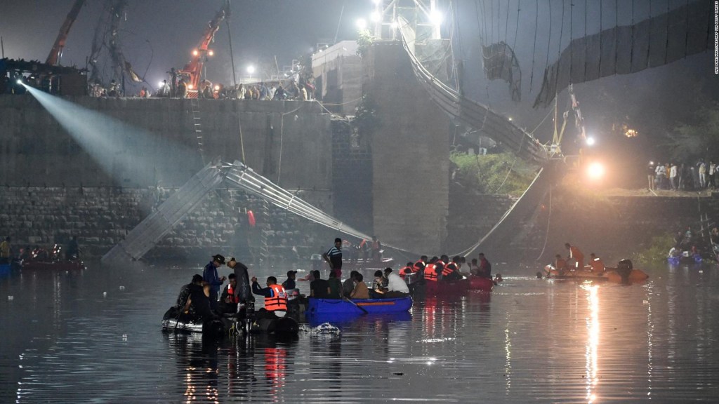 India: el momento en que se derrumba un puente con 200 personas