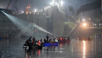 India: el momento en el que colapsa un puente con 200 personas