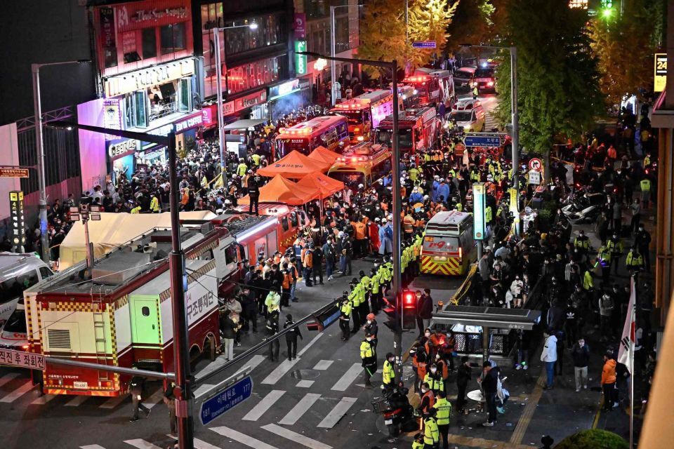 Rescue teams seen in the Itaewon nightlife district of Seoul on Saturday night.  (Credit: Jung Yeon-je/AFP/Getty Images)