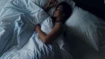 Las personas que duermen 5 horas o menos por noche enfrentan un mayor riesgo de múltiples problemas de salud a medida que envejecen, según un estudio