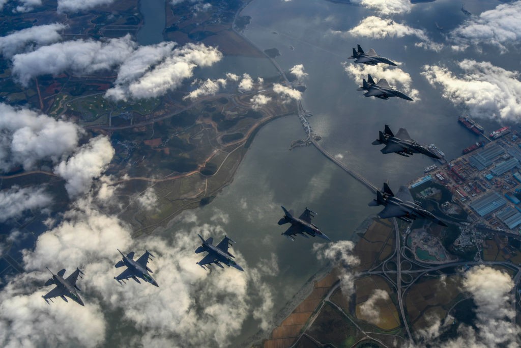 En esta imagen del 4 de octubre distribuida por el Ministerio de Defensa de Corea del Sur, aviones de combate F-15K de la Fuerza Aérea de Corea del Sur y F-16 de la Fuerza Aérea de EE.UU. sobrevuelan la península de Corea