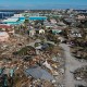 Un hombre frente a una casa dañada por la marejada ciclónica tras el paso del huracán Ian en Naples, Florida.