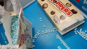 El Departamento del Sheriff del condado de Los Ángeles dijo que incautó aproximadamente 12.000 píldoras de fentanilo sospechosas en envoltorios de caramelos.