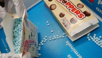 El Departamento del Sheriff del condado de Los Ángeles dijo que incautó aproximadamente 12.000 píldoras de fentanilo sospechosas en envoltorios de caramelos.