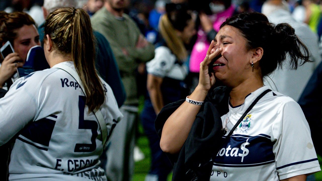 Al menos una persona ha muerto tras violencia en partido de fútbol entre Boca Juniors y Gimnasia y Esgrima de La Plata