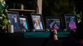 Personas colocaron una mesa conmemorativa con imágenes de las víctimas de un tiroteo en el barrio de Hedignham, el 15 de octubre de 2022 en Raleigh, Carolina del Norte.