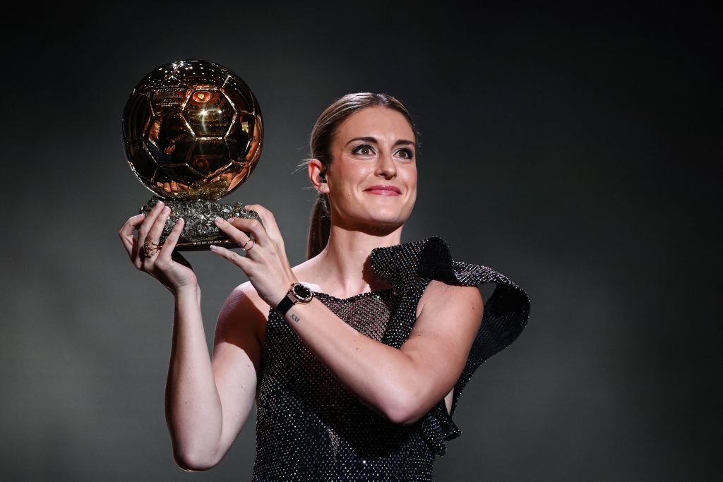 Alexia Putellas sostiene el Balón de Oro femenino 2022.