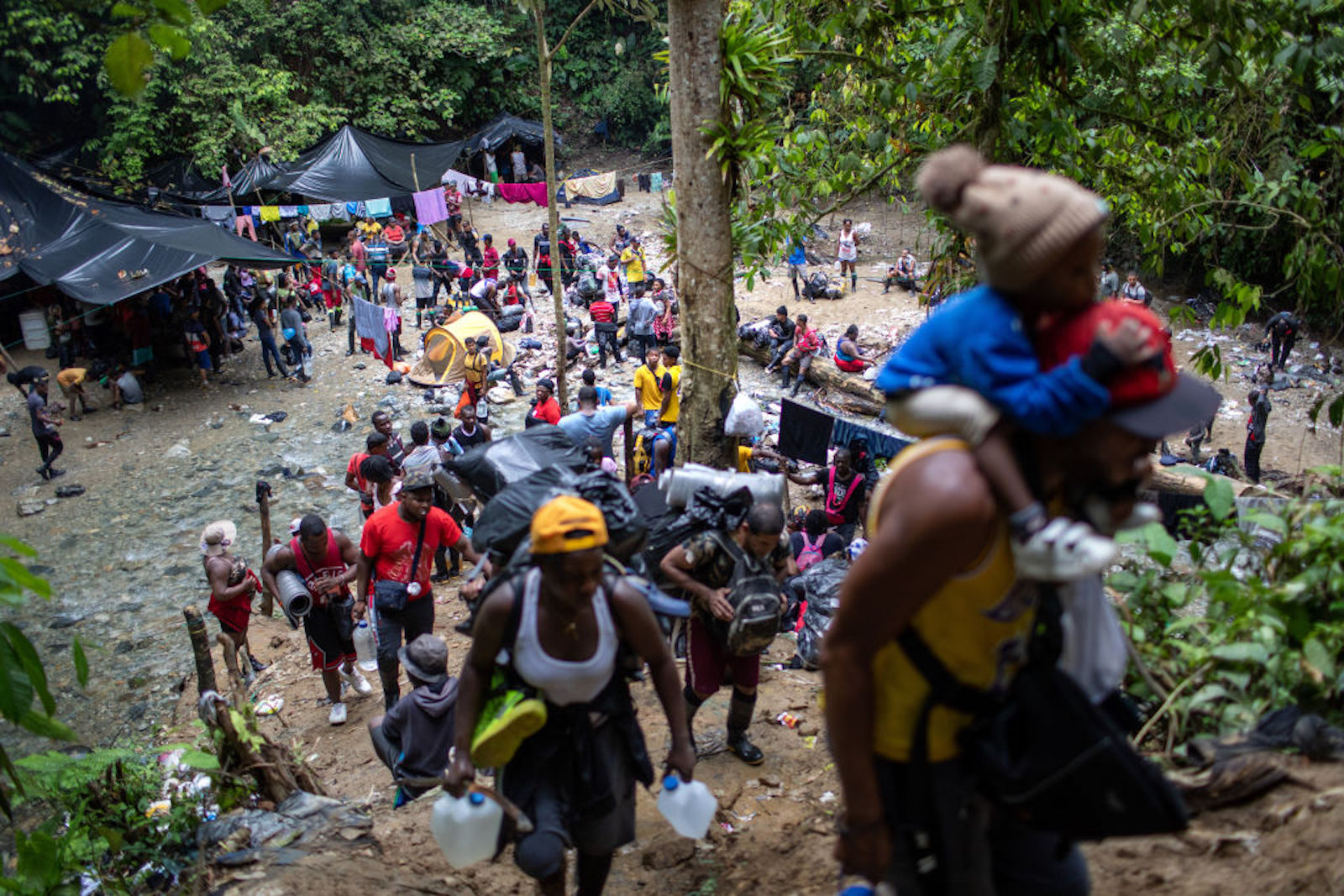 Recuperan restos de al menos 27 migrantes muertos en la selva del ...