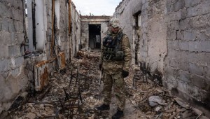 El soldado Borodai Anatoly revisa las ruinas de un edificio utilizado anteriormente como cuartel general por las fuerzas de ocupación rusas, el 14 de octubre de 2022 en Vyshneve, Járkiv, Ucrania (Foto de Carl Court/Getty Images)